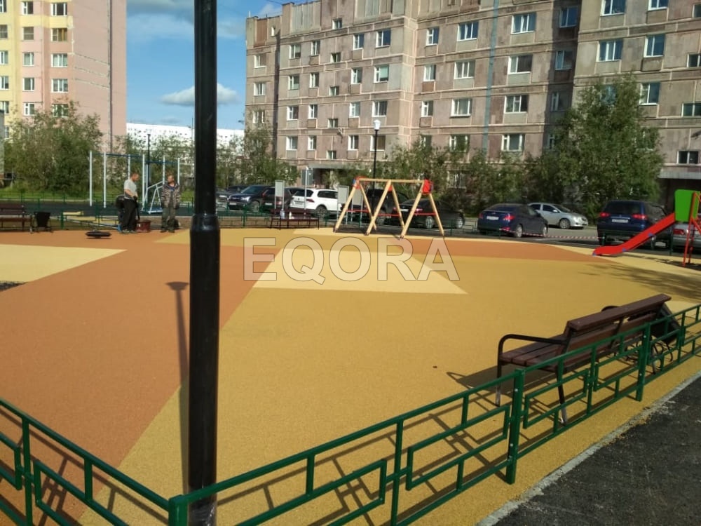 укладка резиновой крошки на площадке во дворе